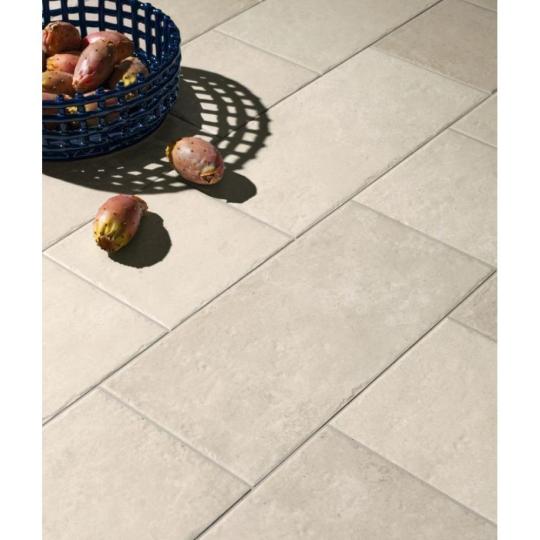 kohatasu bezs feher vilagos mediterran 20x40 cm fagyallo haz falburkolat jarolap vegyes lerakas padloburkolat fagyallo csuszasmentes terasz nappali rusztikus szelu koburkolat.jpg